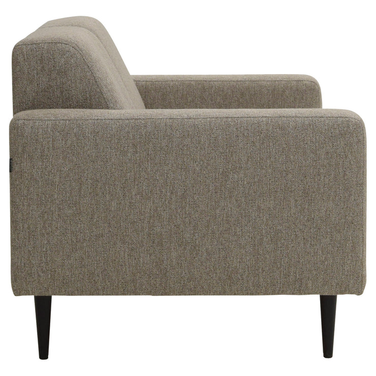 2-istuttava Tessa-sohva rouhealla ruskealla Wish 15 -kankaalla ja mustilla 18 cm pyöreäkartiopuujaloilla. Sohva on kauttaaltaan tyylikkäästi viimeistelty.