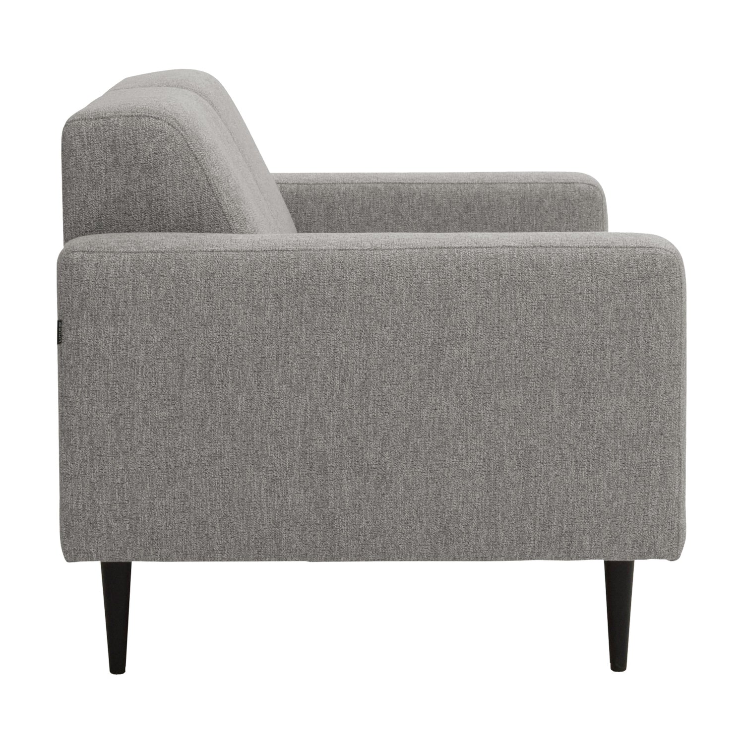 2-istuttava Tessa-sohva rouhealla harmaalla Wish 85-kankaalla, 20 cm leveillä käsinojilla ja mustilla 18 cm pyöreäkartiopuujaloilla.