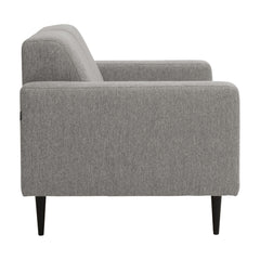 2-istuttava Tessa-sohva rouhealla harmaalla Wish 85-kankaalla, 20 cm leveillä käsinojilla ja mustilla 18 cm pyöreäkartiopuujaloilla.