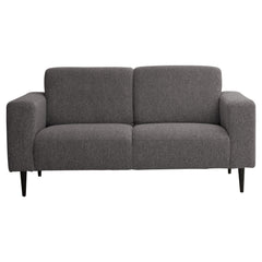 2-istuttava Tessa-sohva rouhealla tummanharmaalla Wish 96 -kankaalla, 20 cm leveillä käsinojilla ja mustilla 18 cm pyöreäkartiopuujaloilla.