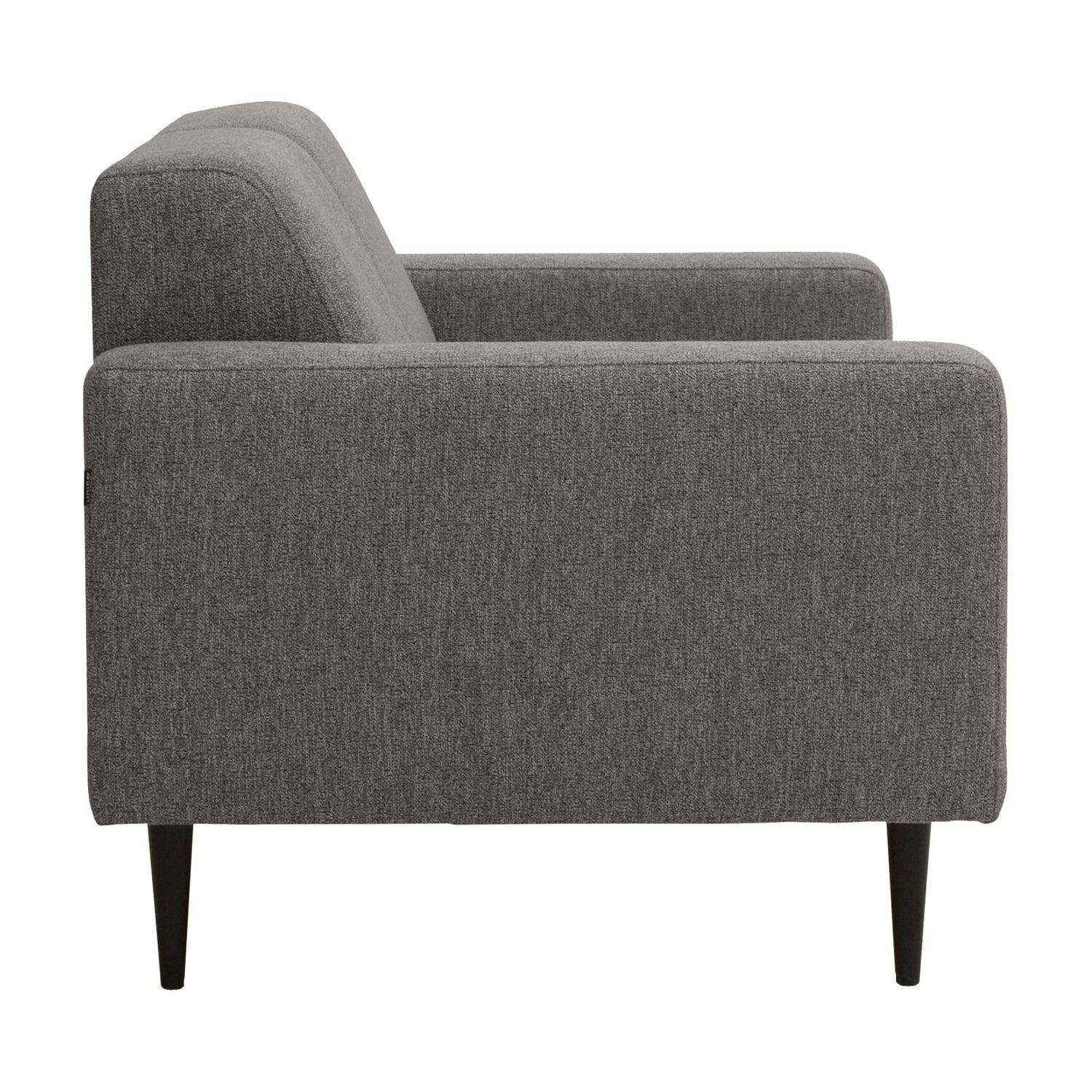 2-istuttava Tessa-sohva rouhealla tummanharmaalla Wish 96 -kankaalla, 20 cm leveillä käsinojilla ja mustilla 18 cm pyöreäkartiopuujaloilla.