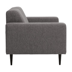 2-istuttava Tessa-sohva rouhealla tummanharmaalla Wish 96 -kankaalla, 20 cm leveillä käsinojilla ja mustilla 18 cm pyöreäkartiopuujaloilla.