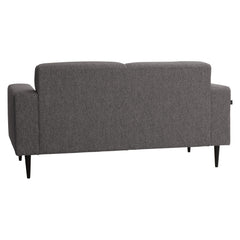 2-istuttava Tessa-sohva rouhealla tummanharmaalla Wish 96 -kankaalla, 20 cm leveillä käsinojilla ja mustilla 18 cm pyöreäkartiopuujaloilla.