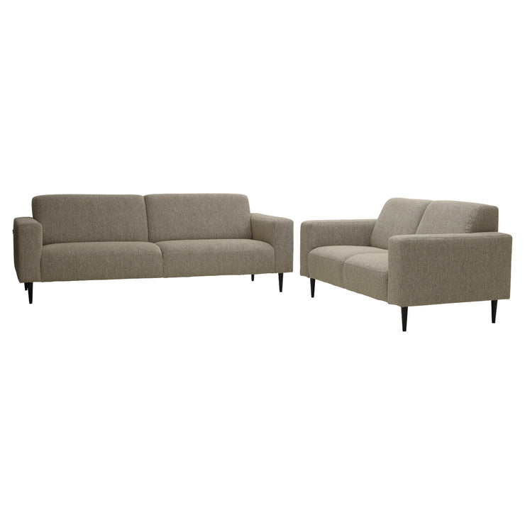 Kuvassa on 3-istuttavan Tessa-sohvan kanssa erikseen myytävä 2-istuttava Tessa-sohva. Sohvakalusto on verhoiltu ruskealla Wish 15 -kankaalla ja niissä on mustat 18 cm pyöreäkartiopuujalat.