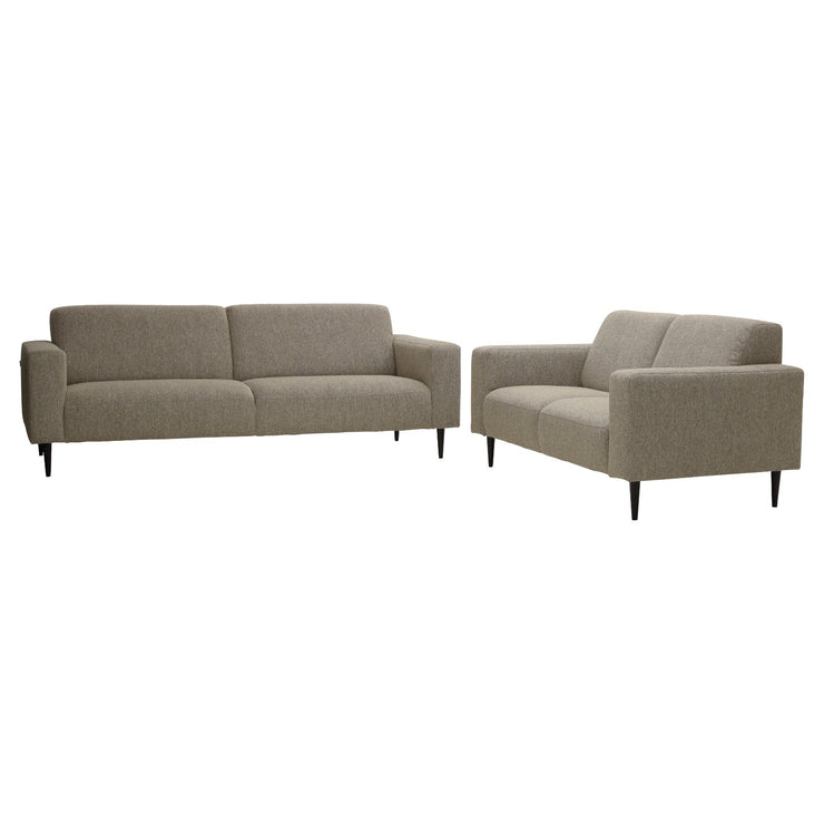 Kuvassa on 2-istuttavan Tessa-sohvan kanssa erikseen myytävä 3-istuttava Tessa-sohva. Sohvakalusto on verhoiltu ruskealla Wish 15 -kankaalla ja niissä on mustat 18 cm pyöreäkartiopuujalat.