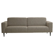 3-istuttava Tessa-sohva rouhealla ruskealla Wish 15 -kankaalla, 20 cm leveillä käsinojilla ja mustilla 18 cm pyöreäkartiopuujaloilla.