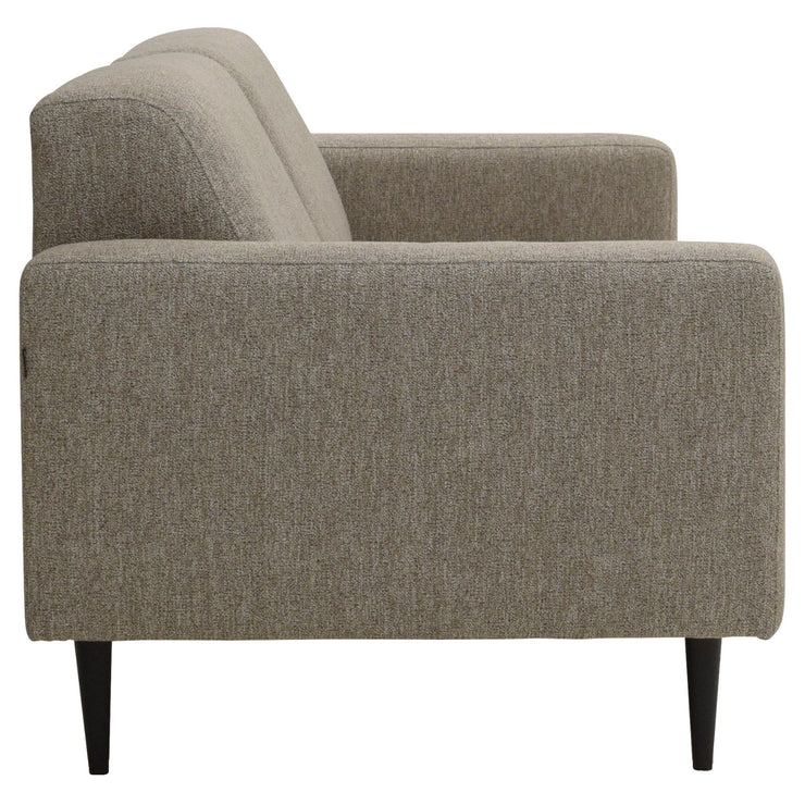 3-istuttava Tessa-sohva rouhealla ruskealla Wish 15 -kankaalla ja mustilla 18 cm pyöreäkartiopuujaloilla. Sohva on kauttaaltaan tyylikkäästi viimeistelty.