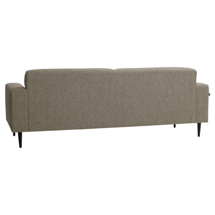 3-istuttava Tessa-sohva rouhealla ruskealla Wish 15 -kankaalla ja mustilla 18 cm pyöreäkartiopuujaloilla. Sohva on kauttaaltaan tyylikkäästi viimeistelty.