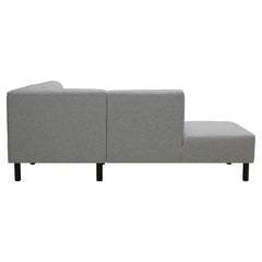 Divaallinen Tessa-avokulmasohva harmaalla Land 90 -kankaalla, 20 cm leveällä käsinojalla ja mustilla 18 cm pyöreäkartiopuujaloilla.