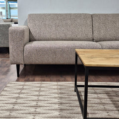 Kuvassa on Tessa-sohva rouhealla harmaanruskealla Wish 15 -kankaalla, 20 cm leveillä käsinojilla ja mustilla 18 cm pyöreäkartiopuujaloilla.