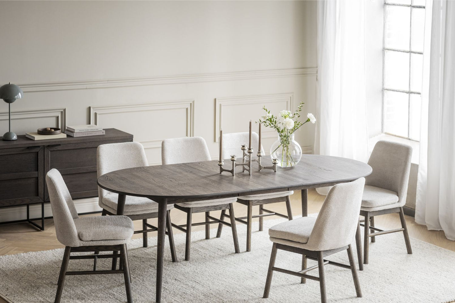 Ruskea Tyler-ruokapöytä. (Kuvassa myös Rowicon Amesbury-tuoleja, myydään erikseen).