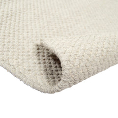 Lähikuvassa Ulappa-puuvillamatto, harmaa.