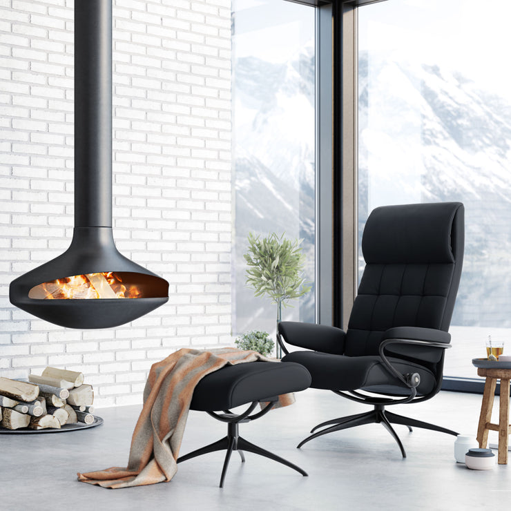 Kuvassa on Stressless London, korkeaselkänojainen -lepotuoli ja rahi mustana: Black 19 Paloma-nahkaverhoilulla ja mattamustalla Star-metallijalustalla.