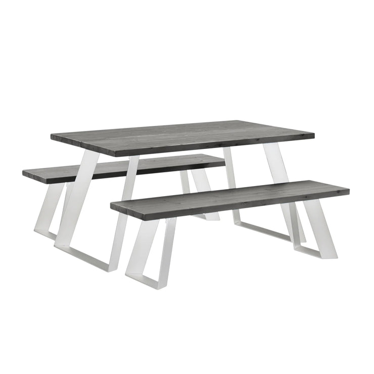 Venla-lankkupöytä 150 x 90 cm ja kaksi 150 cm Venla-penkkiä harmaalla kansivärillä ja vinoilla valkoisilla metallijaloilla.