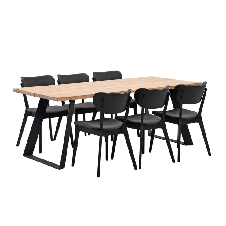 Antiikin värinen Venla-ruokapöytä 200 x 90 cm vinoilla metallijaloilla ja mustat Kato-tuolit ovat näyttävä kokonaisuus.