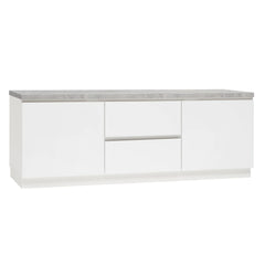 Kuvassa on 137 cm leveä valkoinen Viiva-sarjan tv-taso harmaalla betonijäljitelmän sävyisellä kannella ja valkoisella jalkasokkelilla.