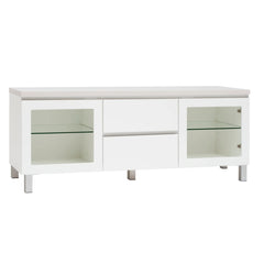 Kuvassa on 137 cm leveä valkoinen Viiva-sarjan tv-taso valkosaarninvärisellä kannella ja hopeanvärisillä alumiinijaloilla.