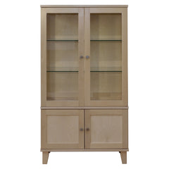 Vuokatti-vitriini, valkolakattu koivu. Vitriinissä on lasikaappi lasihyllyillä, peilipuuovet sekä D26-nuppivetimet nikkelinvärisenä.