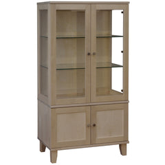 Vuokatti-vitriini, valkolakattu koivu. Vitriinissä on lasikaappi lasihyllyillä, peilipuuovet sekä D26-nuppivetimet nikkelinvärisenä.