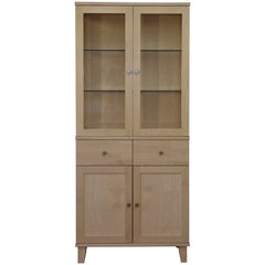 Korkea Vuokatti-vitriini valkolakattuna. Vitriinissä on lasikaappi, alalosan sileät puuosat ja peiliovet sekä D26-nuppivetimet nikkelinvärisenä.