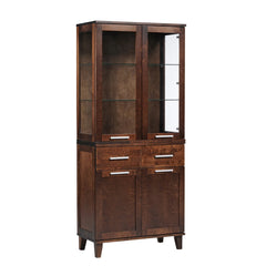 Korkea Vuokatti-vitriini tumman pähkinänvärisenä. Vitriinissä on lasikaappi, alaosan peilisivut ja -ovet sekä pitkänmalliset vetimet ja puujalat.