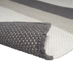 Valkama-matto harmailla raidoilla.