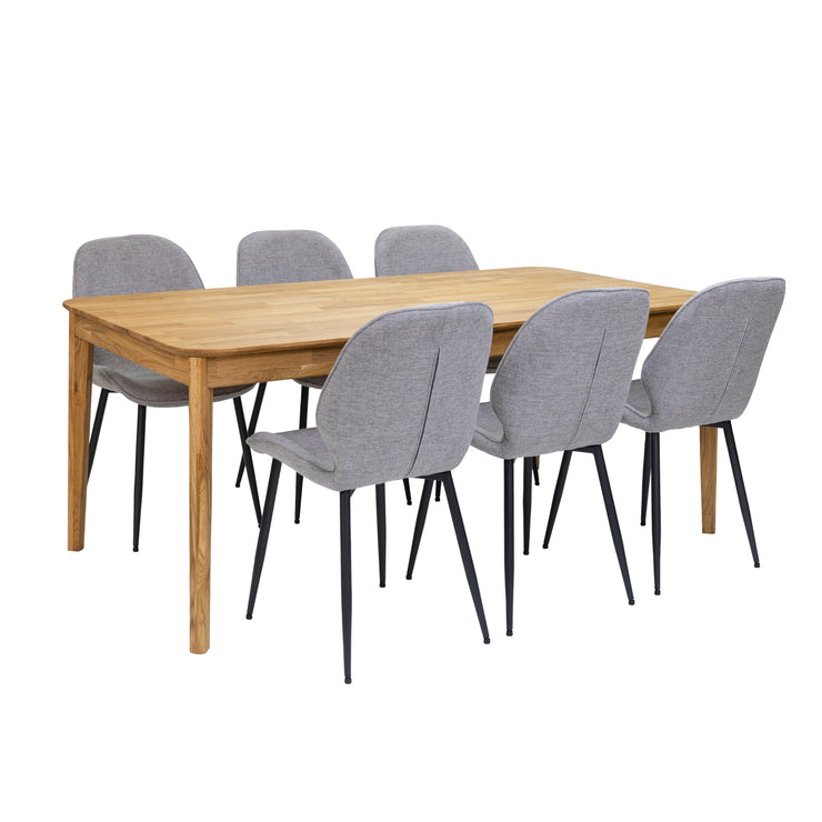 Kuvassa on luonnonvärinen Vera-tammipöytä ja harmaat kangasverhoillut Cordova-tuolit mustilla metallijaloilla.