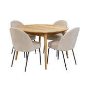 Luonnonvärinen Vera-tammipöytä jatkamattomana (jatkopala on pöydän keskeltä avattavissa) ja hiekanväriset Chenille-kangasverhoillut Creston-tuolit mustilla metallijaloilla.