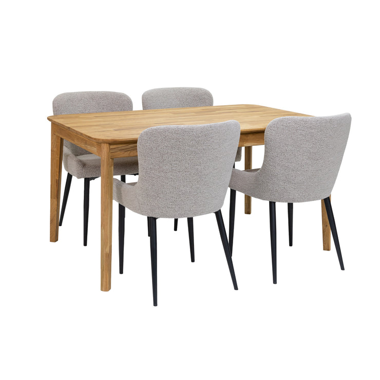 Luonnonvärinen Vera-tammipöytä, sekä hiekanväriset Boucle-kankaiset Ontario-tuolit mustilla metallijaloilla.