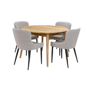 Luonnonvärinen Vera-tammipöytä jatkamattomana (jatkopala on pöydän keskeltä avattavissa) ja hiekanväriset Boucle-kangasverhoillut Ontario-tuolit mustilla metallijaloilla.
