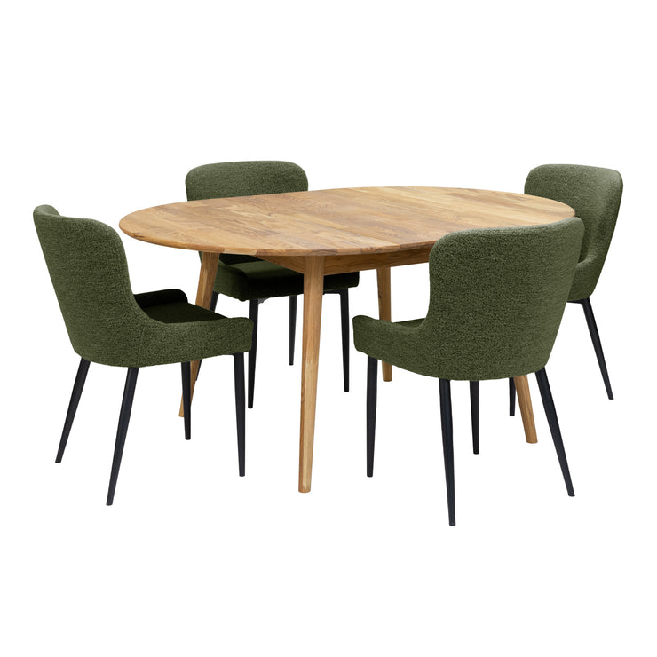Luonnonvärinen Vera-tammipöytä jatkettuna keskeltä avautuvalla 40 cm jatkolevyllä ja vihreät Boucle-kangasverhoillut Ontario-tuolit mustilla metallijaloilla.