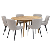 Luonnonvärinen Vera-tammipöytä jatkettuna keskeltä avautuvalla 40 cm jatkolevyllä ja hiekanväriset Boucle-kangasverhoillut Ontario-tuolit mustilla metallijaloilla. Pöytäryhmään kuuluu 4 tuolia ja 2 on ostettavissa erikseen.