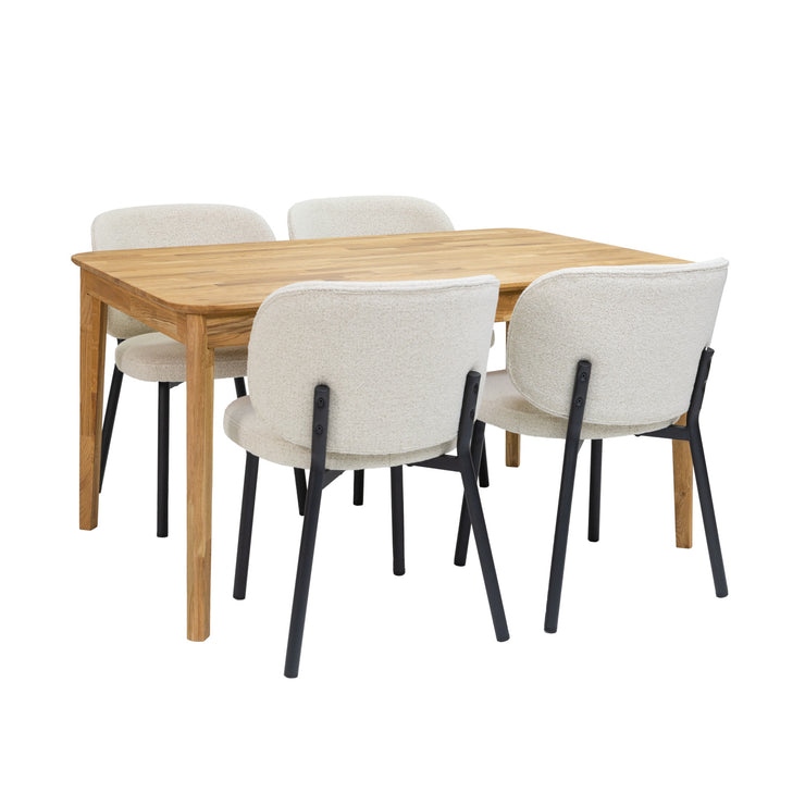 Luonnonvärinen Vera-tammipöytä ja valkoiset Boucle-kangasverhoillut Swan-tuolit mustilla metallijaloilla.