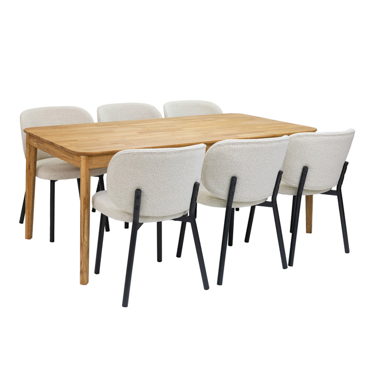 Luonnonvärinen Vera-tammipöytä ja valkoiset Boucle-kangasverhoillut Swan-tuolit mustilla metallijaloilla.