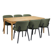 Luonnonvärinen Vera-tammipöytä ja vihreät Boucle-kangasverhoillut Swan-tuolit mustilla metallijaloilla.