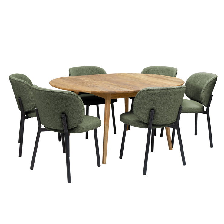 Luonnonvärinen pyöreä Vera-tammipöytä jatkettuna 40 cm jatkolevyllä ja vihreät Boucle-kangasverhoillut Swan-tuolit mustilla metallijaloilla.