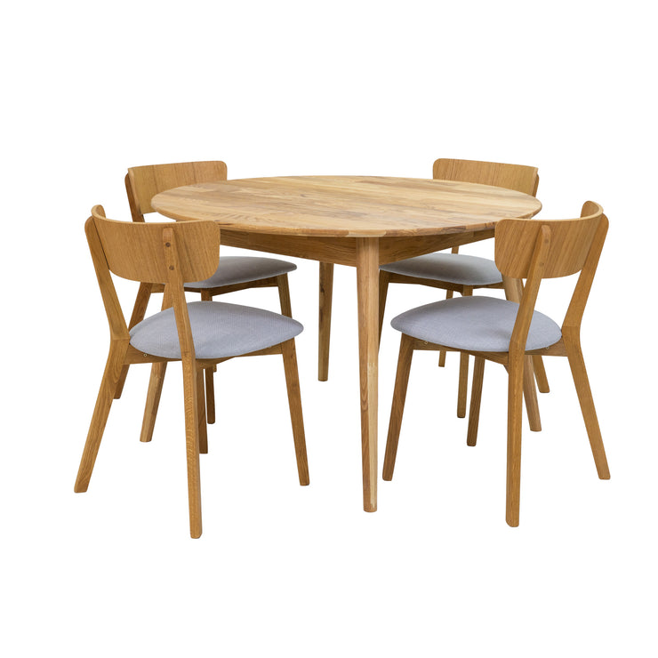 Kuvassa on luonnonvärinen Vera-tammipöytä yhdistettynä erikseen myytävien harmaalla istuinverhoiltujen Vera-taivutetuolien kanssa.