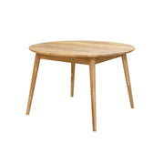 Luonnonvärinen pyöreä Vera-tammipöytä Ø 115 cm. Pöydän keskellä on rako josta saa avattua 40 cm jatkolevyn.