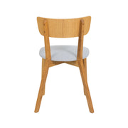 Vera-tuoli, luonnonvärinen tammi. Taivutetuolin pehmustettu istuin on verhoiltu vaaleanharmaalla kangasverhoilulla.