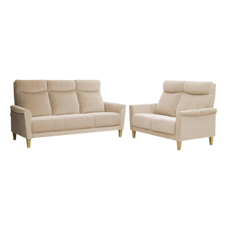 Kuvassa on 2-istuttavan Vilja-sohvan kaverina 3-istuttava sohva. Sohvakalustossa on beige AquaClean Madras 245 -kangasverhoilu ja luonnonväriset puujalat.