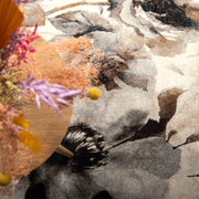 Kuvassa on lyhytnukkainen Vivian, joka on pehmeä nukkamatto upealla kukkakuosilla. Kuvan maton päällä oleva sohvapöytä myydään erikseen.