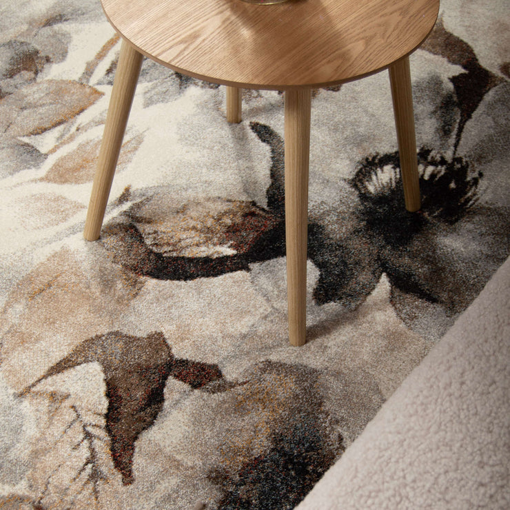 Kuvassa on lyhytnukkainen Vivian, joka on pehmeä nukkamatto upealla kukkakuosilla. Kuvan sohvapöytä myydään erikseen.