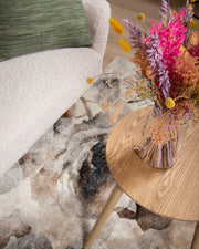 Kuvassa on lyhytnukkainen Vivian, joka on pehmeä nukkamatto upealla kukkakuosilla. Kuvan sohva ja sohvapöytä myydään erikseen.