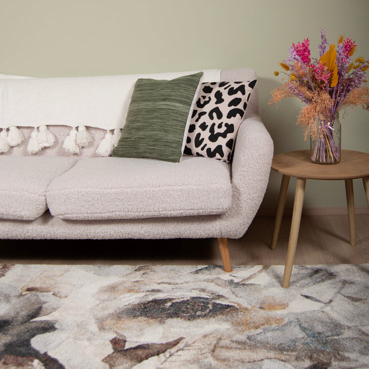 Kuvassa on lyhytnukkainen Vivian, joka on pehmeä nukkamatto upealla kukkakuosilla. Kuvan sohva ja sohvapöytä myydään erikseen.