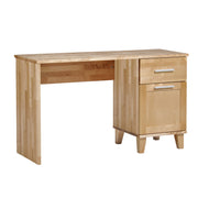 Vuokatti-työpöytä luonnonvärisenä koivukalusteena. Työpöydässä on pitkänmalliset vetimet ja puujalat.