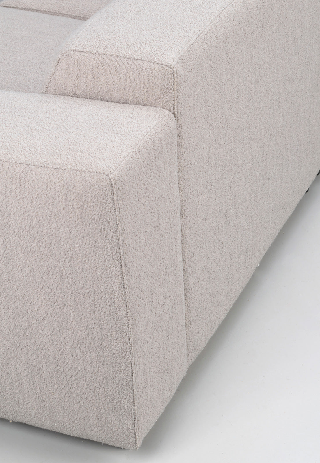 Lähikuvassa Willard-divaanisohvan vaaleanbeigeä Alice 01 -kangasverhoilua.