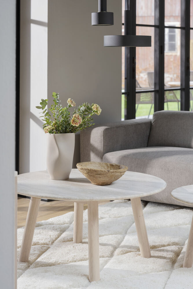 Valkotammenvärinen Taransay-sohvapöytä 90 cm sekä Rowicon Willard-sohva (myydään erikseen). Pöytätaso on korkealaatuista kalkkikiveä ja jalat FSC-sertifioitua tammea.