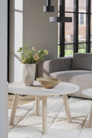 Valkotammenvärinen Taransay-sohvapöytä 90 cm sekä Rowicon Willard-sohva (myydään erikseen). Pöytätaso on korkealaatuista kalkkikiveä ja jalat FSC-sertifioitua tammea.