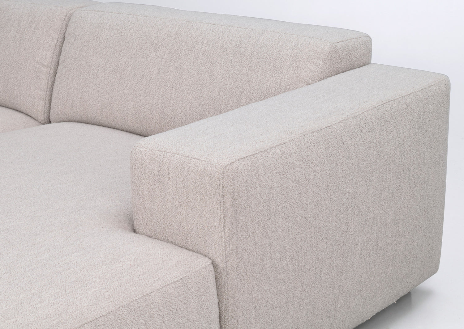 Lähikuvassa on kolmen istuttavan Willard-divaanisohvan vaaleanbeigeä Alice 01 -kangasverhoilua.