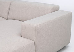 Lähikuvassa on kolmen istuttavan Willard-divaanisohvan vaaleanbeigeä Alice 01 -kangasverhoilua.